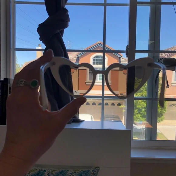 🚨MISC - Heart Frame Sunglasses - Picture 2 of 4